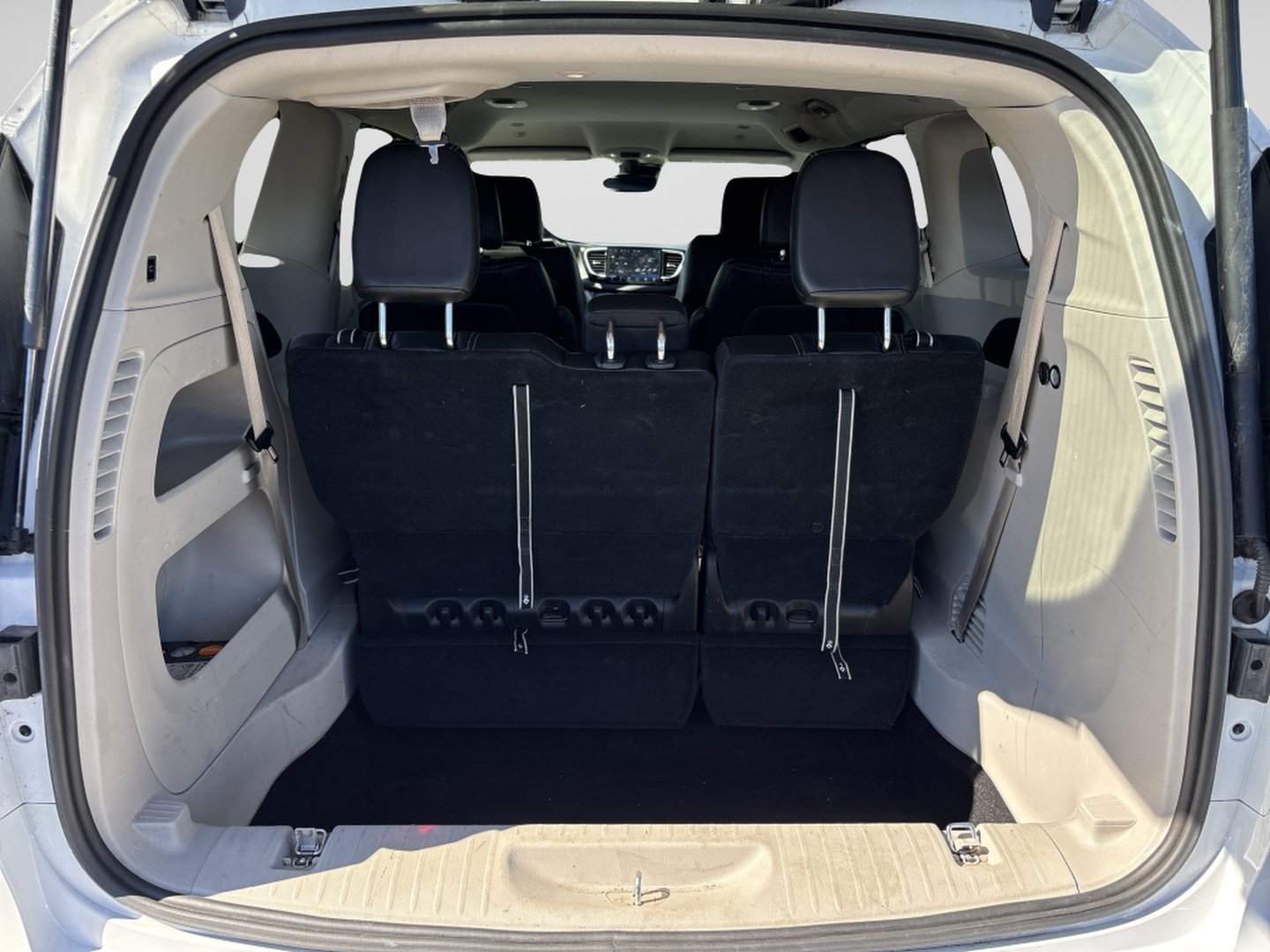 Used 2024 Chrysler Pacifica Touring-L FWD image 11