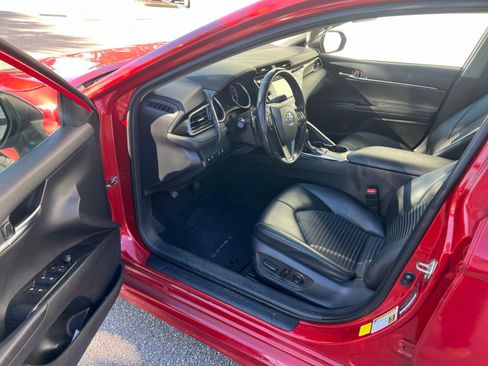 Used 2020 Toyota Camry SE image 2
