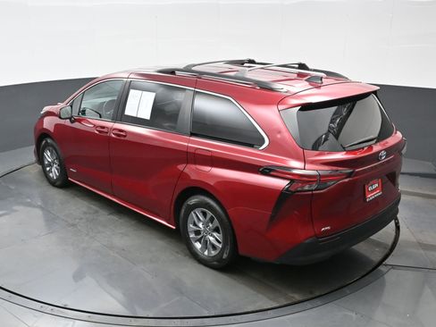Used 2021 Toyota Sienna LE image 39