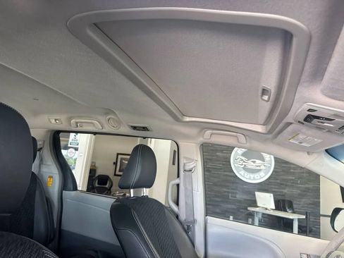 Used 2014 Toyota Sienna SE FWD image 20