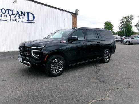 Used 2025 Chevrolet Suburban Z71 AWD/4WD image 2