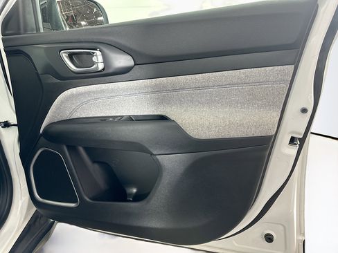 Used 2022 Jeep Compass Latitude FWD image 30