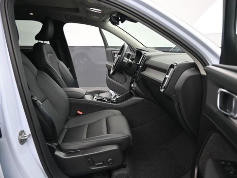 Certified 2025 Volvo XC40 B5 Plus AWD/4WD image 15