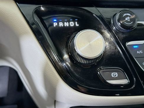Used 2017 Chrysler Pacifica Touring w/ Tire & Wheel Group FWD image 8