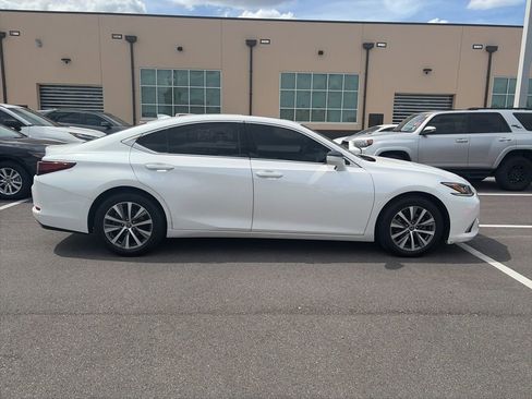 Used 2019 Lexus ES 350 w/ Premium Package FWD image 2
