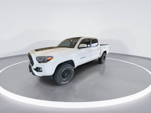 Used 2016 Toyota Tacoma SR5 w/ SR5 Appearance Package (DN) AWD/4WD image 4