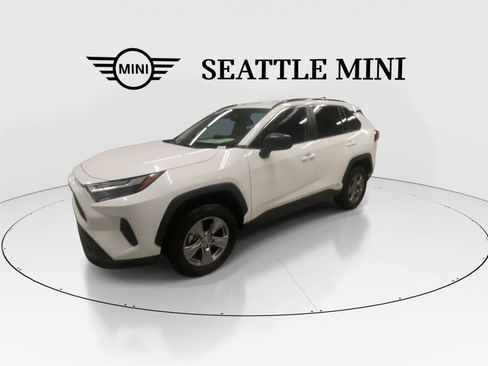 Used 2023 Toyota RAV4 LE AWD/4WD image 4
