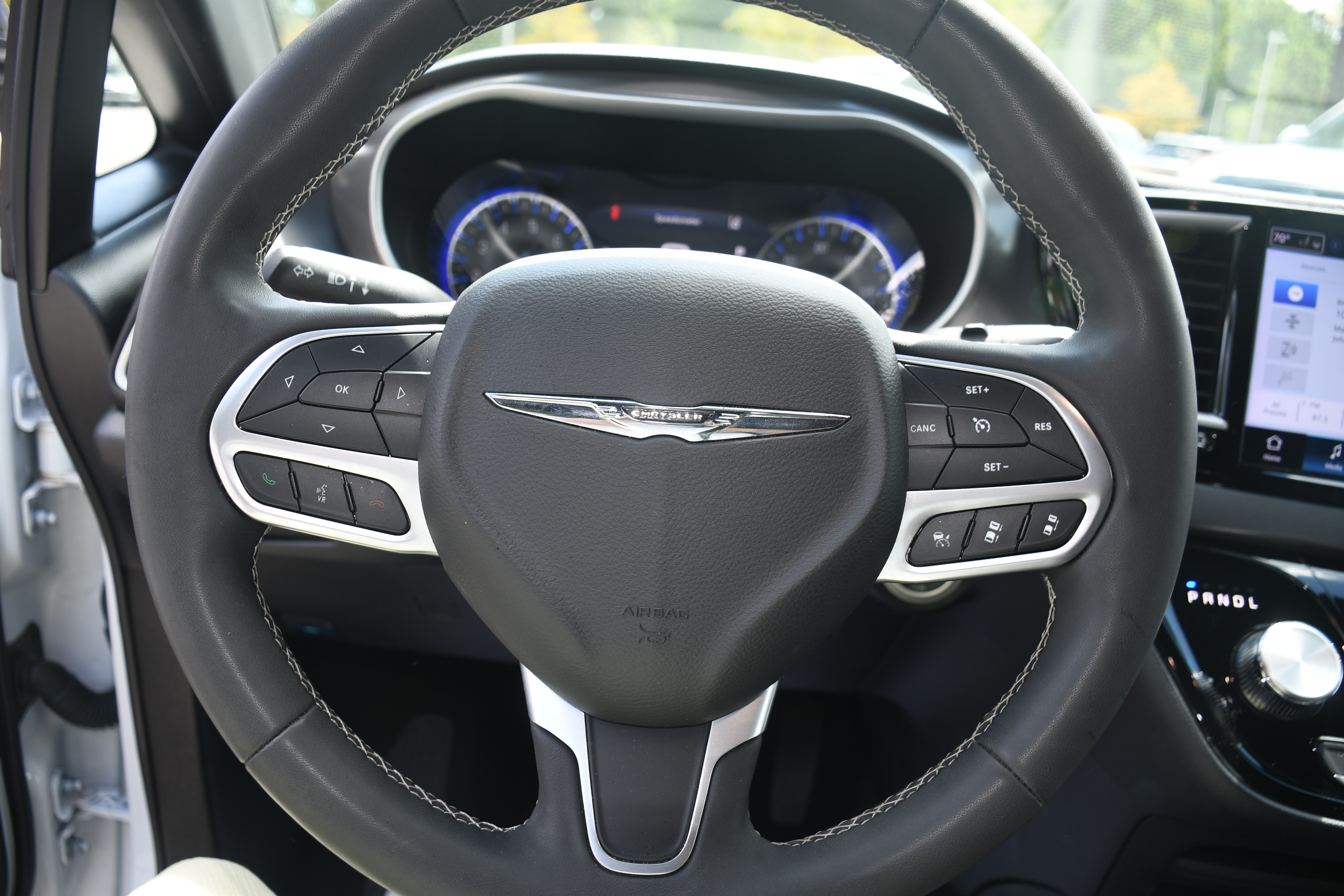 Used 2025 Chrysler Pacifica Select FWD image 13