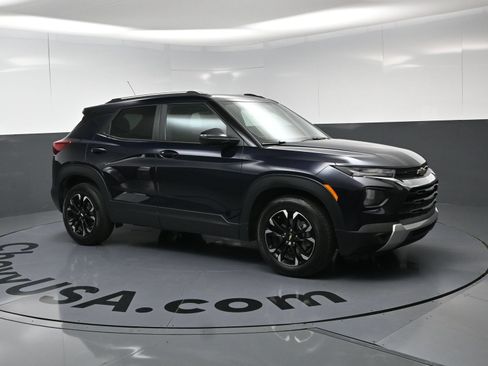 Used 2021 Chevrolet TrailBlazer LT w/ Convenience Package FWD image 2