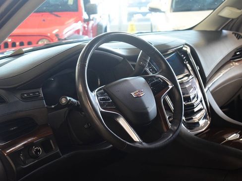 Used 2019 Cadillac Escalade ESV Luxury RWD image 26