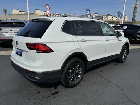 Used 2024 Volkswagen Tiguan SE w/ Panoramic Sunroof Package image 10