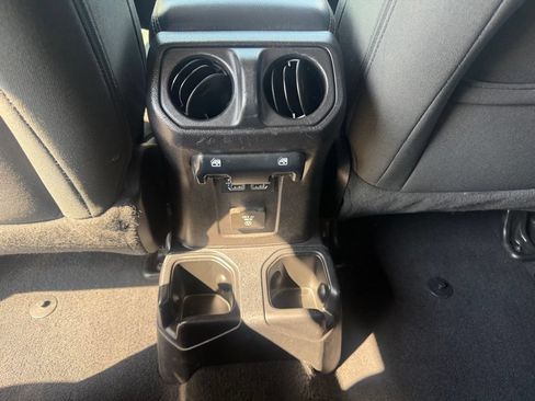Used 2020 Jeep Wrangler Unlimited Sahara AWD/4WD image 19