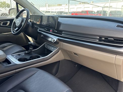 Used 2025 Kia Carnival FWD image 13
