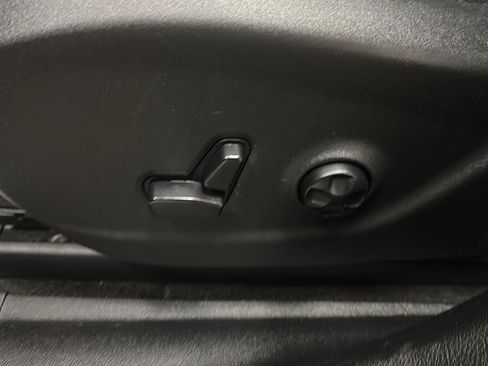 Used 2019 Jeep Cherokee Limited w/ Luxury Group AWD/4WD image 16