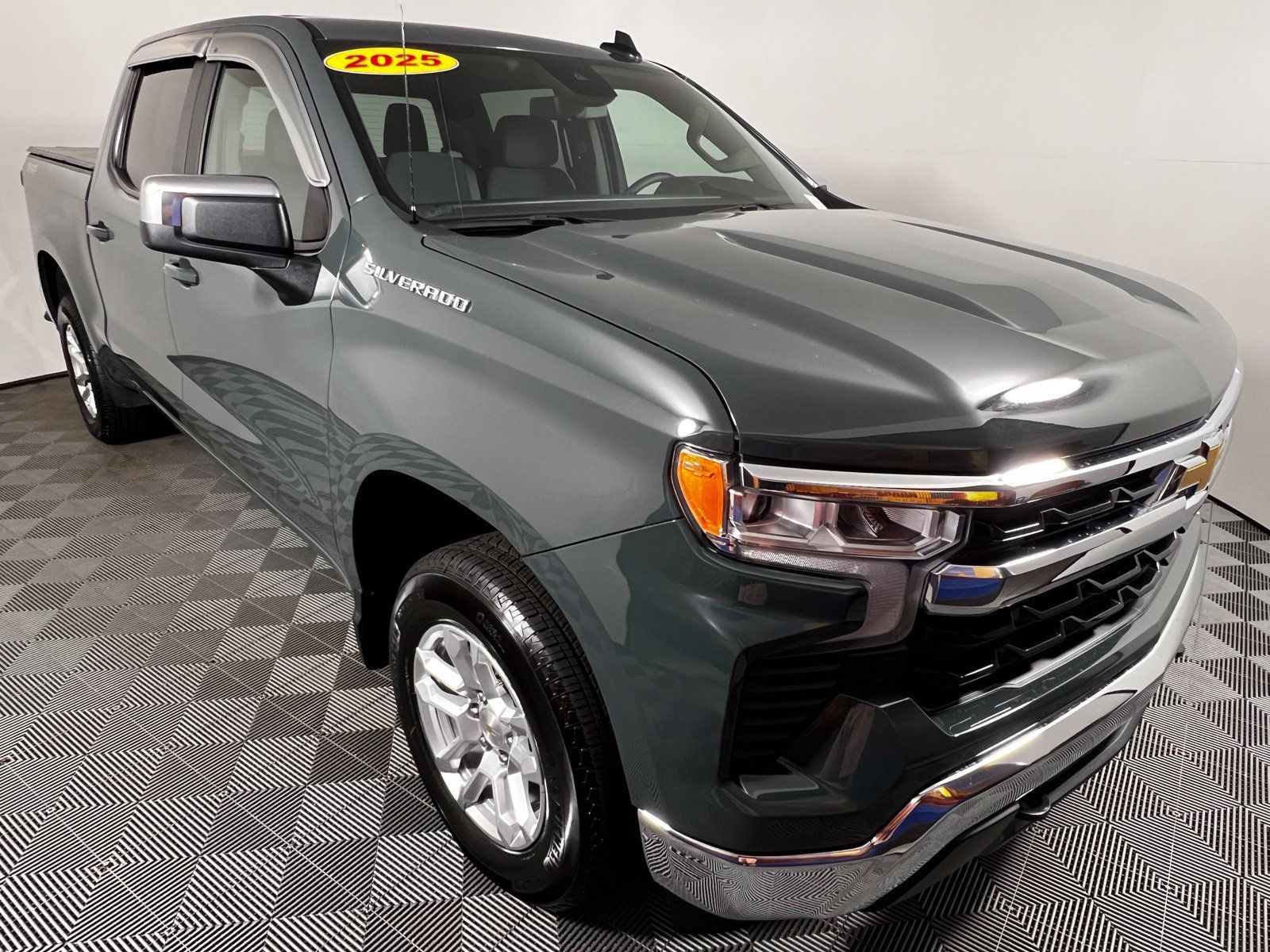 Used 2025 Chevrolet Silverado 1500 LT AWD/4WD image 3