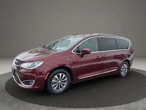 Used 2020 Chrysler Pacifica Touring-L FWD image 2