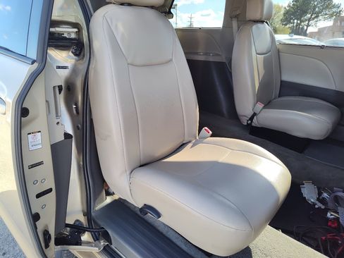 Used 2011 Toyota Sienna LE image 23