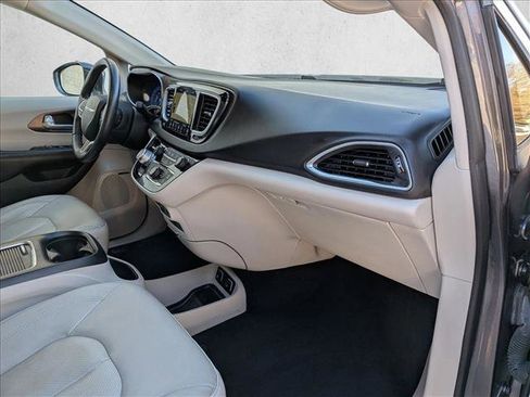 Used 2018 Chrysler Pacifica Touring-L Plus w/ Advanced Safetytec Group image 22