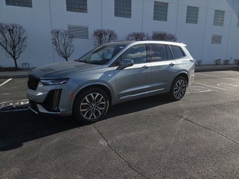 Used 2023 Cadillac XT6 Sport image 2