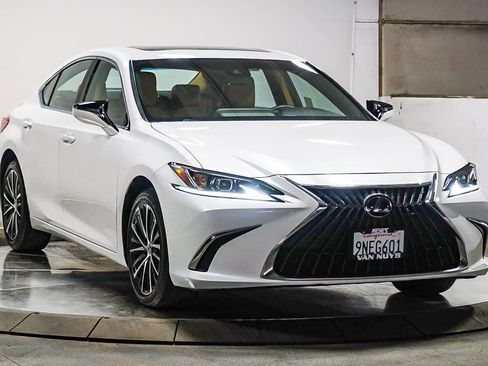 Used 2024 Lexus ES 300h w/ Premium Package image 3