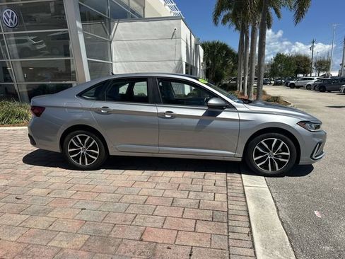 Used 2025 Volkswagen Jetta SE FWD image 5