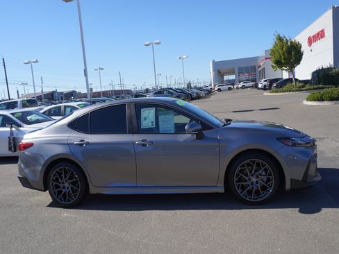 Used 2025 Toyota Camry SE w/ Convenience Package FWD image 4