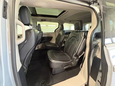 Used 2024 Chrysler Pacifica Limited FWD image 27