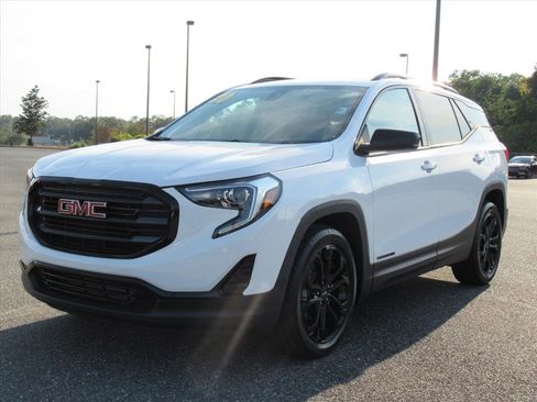 Used 2020 GMC Terrain SLE w/ Driver Convenience Package image 3