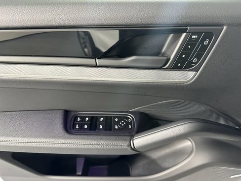 Certified 2025 Porsche Cayenne AWD/4WD image 12
