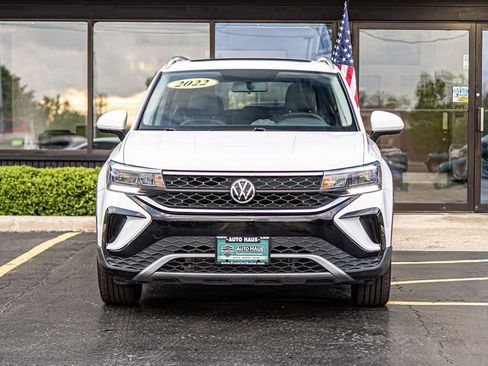 Used 2022 Volkswagen Taos SE w/ Panoramic Sunroof Package FWD image 2