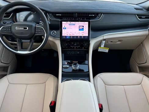 New 2025 Jeep Grand Cherokee Limited w/ Luxury Tech Group II image 13
