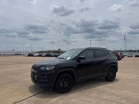 Used 2025 Jeep Compass Latitude w/ Altitude Special Edition AWD/4WD image 9