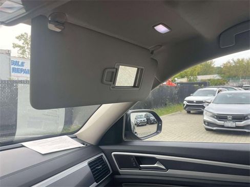 Used 2022 Volkswagen Atlas SEL R-Line image 34