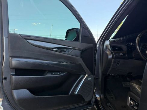 Used 2016 Cadillac Escalade Platinum RWD image 38