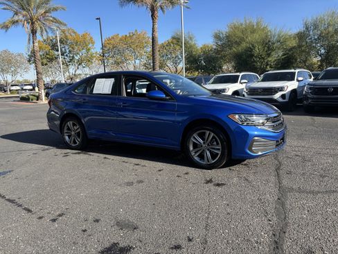 Certified 2024 Volkswagen Jetta SE w/ Panoramic Sunroof Package image 6