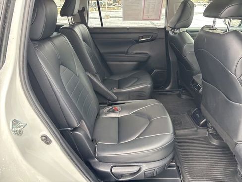 Certified 2023 Toyota Highlander XLE image 17