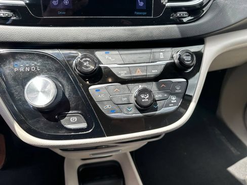 Used 2017 Chrysler Pacifica Touring-L Plus FWD image 13