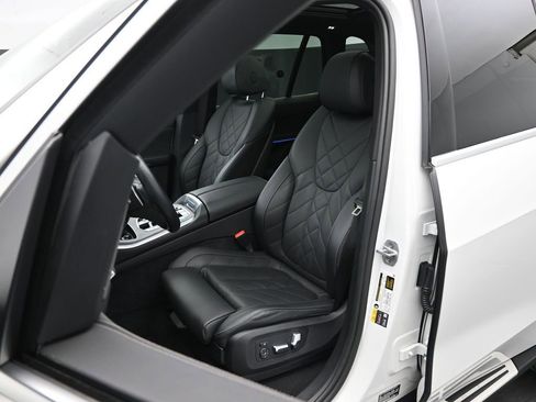Used 2025 BMW X5 xDrive50e image 8