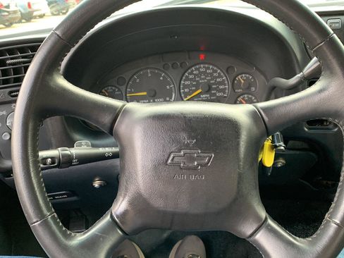 Used 2001 Chevrolet S10 Pickup 4x4 Extended Cab w/ Preferred Equipment Group image 10