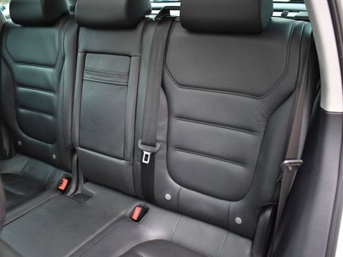 Used 2012 Volkswagen Touareg Sport image 26