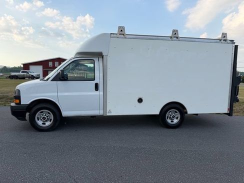 Used 2019 GMC Savana 3500 RWD image 2