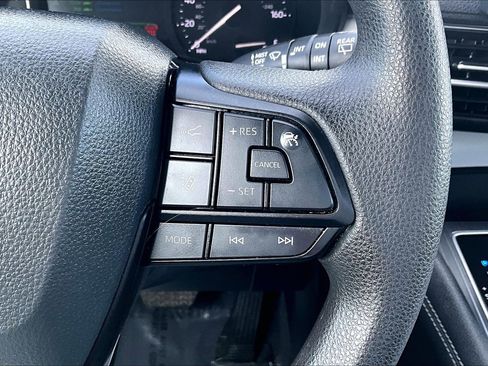 Used 2025 Toyota Sienna LE image 18