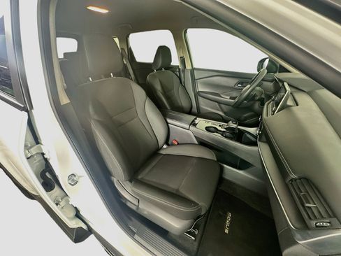 Used 2025 Nissan Rogue S FWD image 31