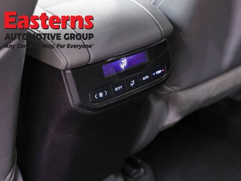 Used 2021 Toyota Highlander L AWD/4WD image 23