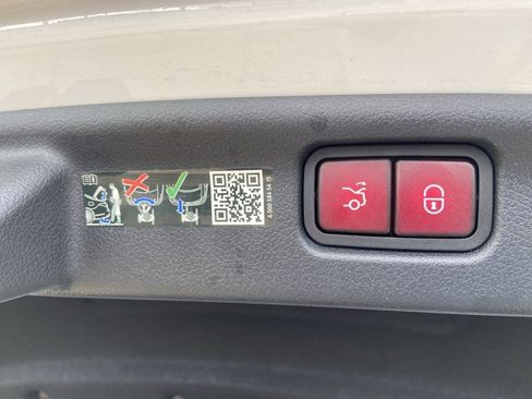 Used 2025 Mercedes-Benz C 300 Sedan image 54