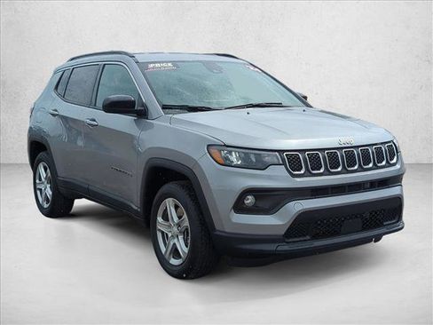 Used 2024 Jeep Compass Latitude AWD/4WD image 3