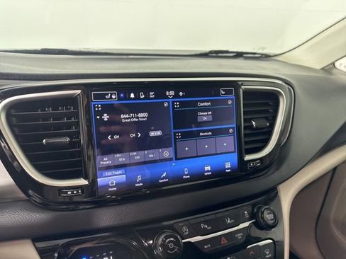 Used 2023 Chrysler Pacifica Touring-L image 47