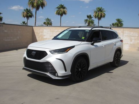 Used 2023 Toyota Highlander XSE FWD image 1