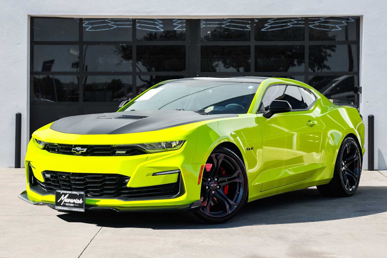 Used 2020 Chevrolet Camaro RWD image 1