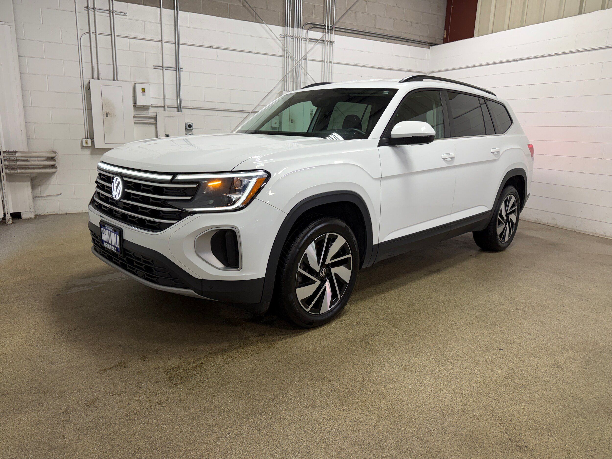 Used 2025 Volkswagen Atlas SE AWD/4WD image 2